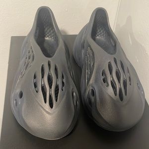 Foam runners worn 3 times absolutely beautiful 🖤